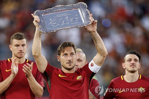 25년간 입었던 AS로마 유니폼을 벗는 토티. [EPA=연합뉴스]